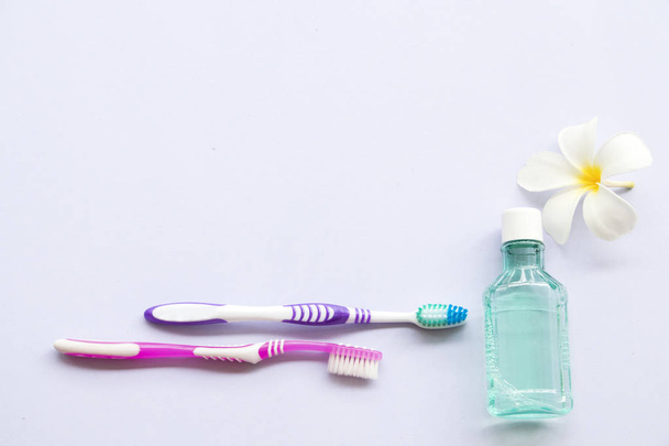 Zahnbürste Mundspülung für Gesundheit Mundhöhle aus Kräutern mit Frangipani-Blume auf weißem Hintergrund - Foto, Bild