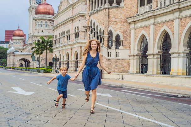 Mom and son on background of Sultan Abdul Samad Building in Kuala Lumpur, Malaysia. Traveling with children concept. - Foto, Imagem