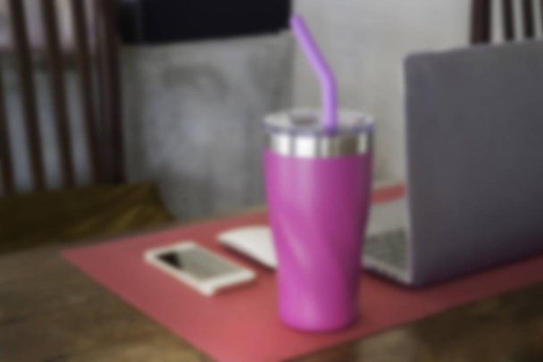Table de travail sans fil simple avec gadget mobile et boisson, photo de stock
 - Photo, image