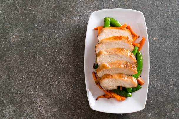 grilled chicken with green peas and carrot on table - Φωτογραφία, εικόνα