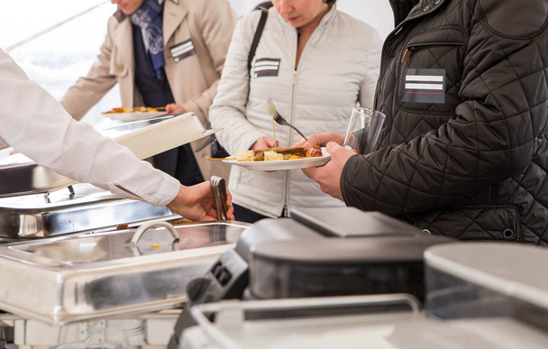 Práce cateringové služby. Výdej jídel v Marmite - Fotografie, Obrázek