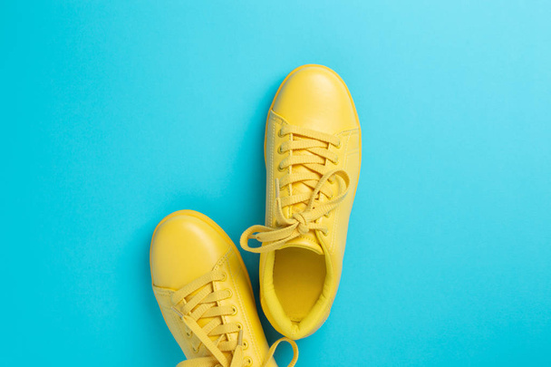 Dvojice žlutých bot na modrém pozadí. - Fotografie, Obrázek