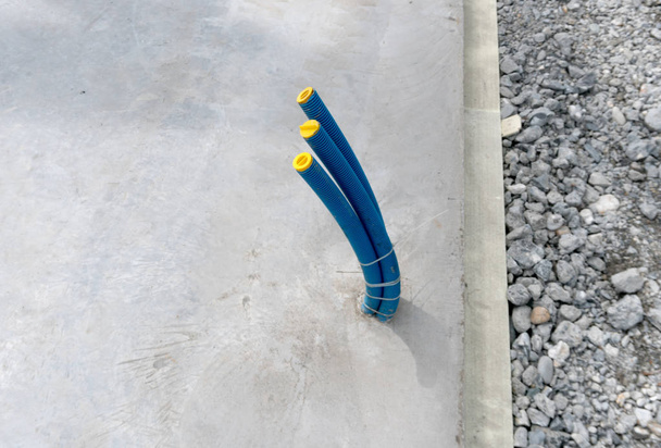 tubos de plástico azul y tuberías para el cableado eléctrico y cimientos de construcción de pisos de hormigón
 - Foto, Imagen