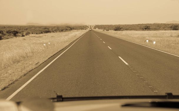Viajando a través de paisajes ondulados y aparentemente interminables carreteras de Namibia
 - Foto, Imagen