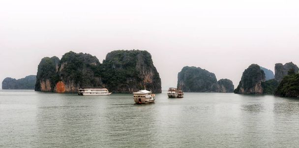 Bootsfahrt in der Bucht von Halong, Vietnam. es ist UNESCO-Weltkulturerbe und meistbesuchter Ort in der Nähe von Hanoi. - Foto, Bild