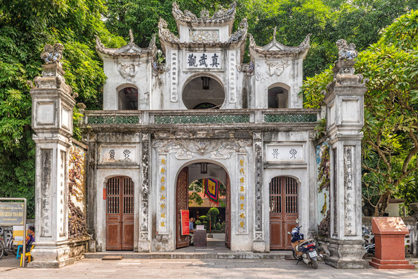 Entrance gate to the 11th century Quan Thanh Temple ( Tran Vu Temple), a Taoist temple in Hanoi, was dedicated to Xuan Wu, one of the well-respected deities in Taoism. It is served as one of four sacred temples in the capital. - Фото, зображення