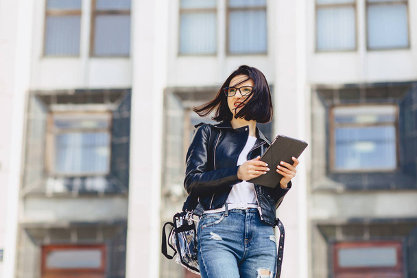 menina atraente em óculos com tablet no fundo do edifício fora
 - Foto, Imagem