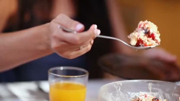 Closeup brunetka má vynikající salát s majonézou z hluboké talíře po snídani doma - Záběry, video