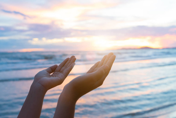 Gros plan mains de femme priant pour la bénédiction de Dieu pendant le coucher du soleil fond. Concept d'espoir
. - Photo, image