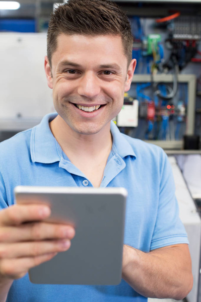 Portrait de l'ingénieur masculin dans l'usine avec tablette numérique
 - Photo, image