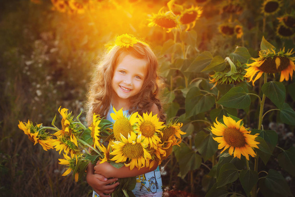 Sommer. schöne Kinder auf dem Feld der Sonnenblumen. Babyliebe. Spaß für Kinder - Foto, Bild