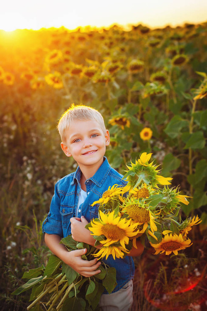 Kesällä. Kauniita lapsia auringonkukkien kentällä. Kultaseni. Lasten hauskaa
 - Valokuva, kuva