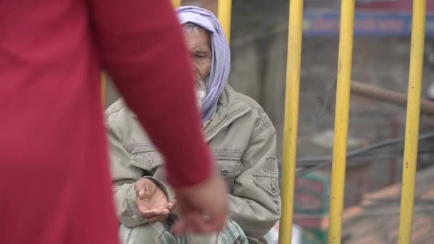 Il mendicante chiede soldi
 - Filmati, video