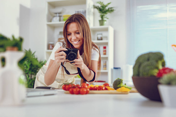 молода жінка фотографує здоровий салат для блогу
 - Фото, зображення