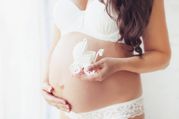 εγκυμοσύνη, μητέρα, 9 μήνες, περιμένοντας το μωρό, φωτογράφηση σε στούντιο - Φωτογραφία, εικόνα