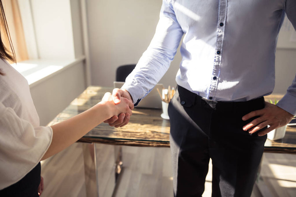 Close-up Of Two Businesspeople Shaking Hands In Office - Fotografie, Obrázek