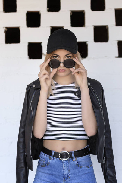 Girl model fashion cap glasses - Fotoğraf, Görsel