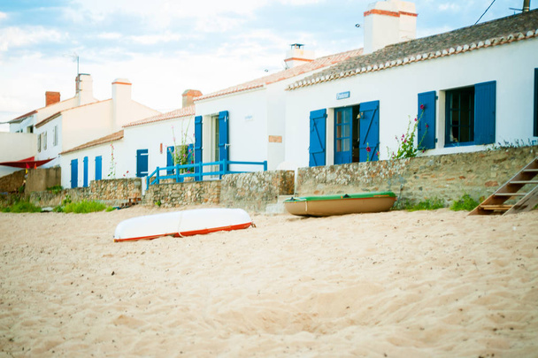 вид на песчаный пляж le petit vieil на острове Нуармутье во второй половине дня летом
 - Фото, изображение