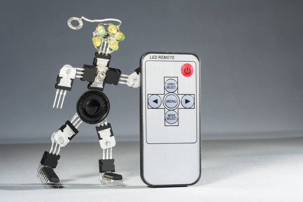 Zabawny robot z mikroukładów i tranzystory posiada pilot zdalnego sterowania - Zdjęcie, obraz