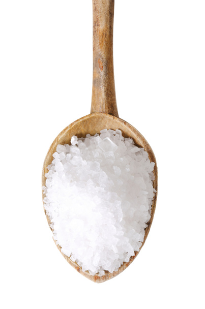 cucchiaio di sale marino a grana grossa su fondo bianco
 - Foto, immagini