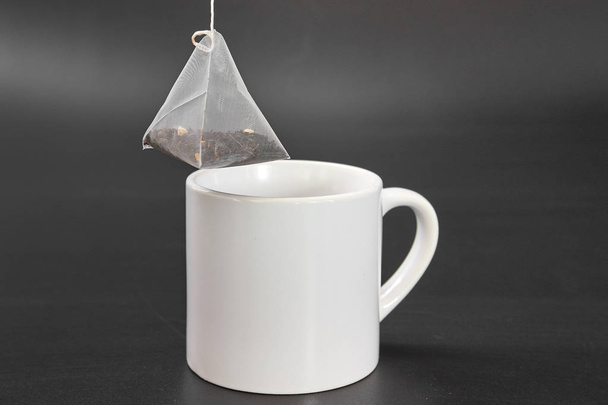 ein Teebeutel in einer weißen Tasse - Foto, Bild