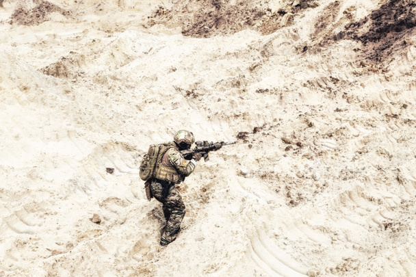 Вооруженные американские спецназовцы идут в пустыню
 - Фото, изображение
