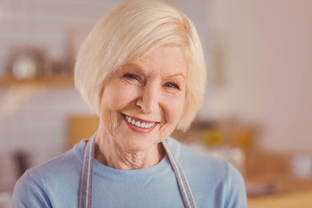 Close up of beautiful elderly woman in an apron - Foto, Imagem