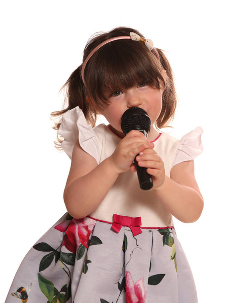 tout-petit fille chantant dans un micro
 - Photo, image