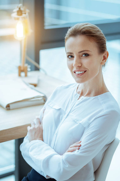 Cheerful female person being at work - Foto, afbeelding