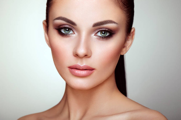 Beautiful Young Woman with Clean Fresh Skin. Perfect Makeup. Beauty Fashion. Eyelashes. Cosmetic Eyeshadow. Highlighting. Cosmetology, Beauty and Spa - Foto, Bild