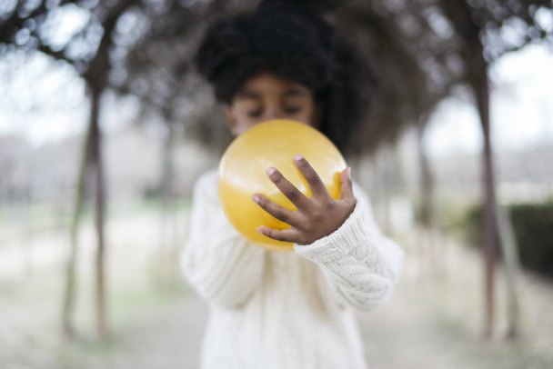 Девушка надувает воздушный шар
 - Фото, изображение