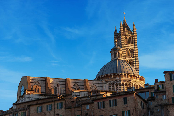 Kathedraal van Siena, Santa Maria Assunta 1220-1370 en oude huizen. Toscana (Toscane), Italië, Europa - Foto, afbeelding