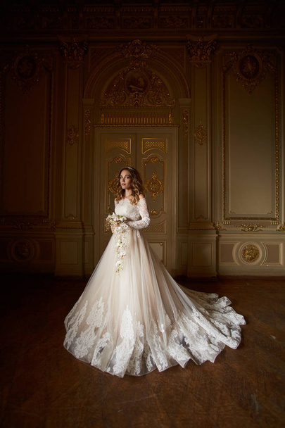 Beautiful bride in luxury baroque interior. Full-length portrait. - 写真・画像