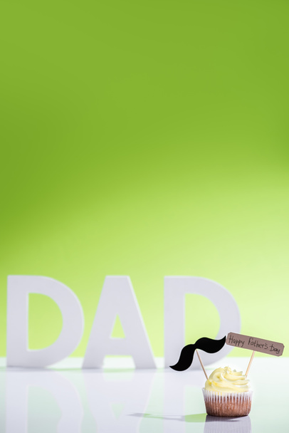 bajusz-jel, és Boldog Apák napja felirat előtt apa felirat, fehér betűkkel a zöld készült Cupcake - Fotó, kép