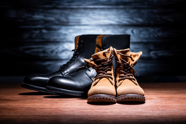 Close-up shot van klassieke vader en zoon schoenen op houten oppervlak, Happy vaders dag concept - Foto, afbeelding