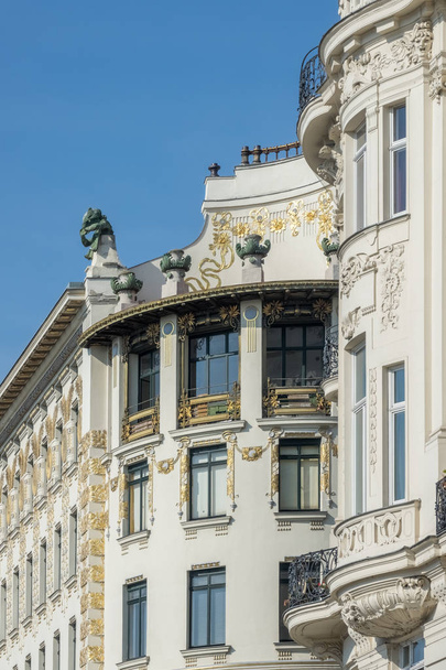 Architektura Otto Wagner, dům v ulici Wienzeile 38 ve Vídni s výzdobou od Koloman Moser - Fotografie, Obrázek