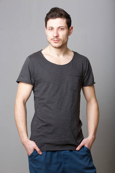 Retrato de modelo de moda masculina fresca sobre fondo gris
 - Foto, imagen