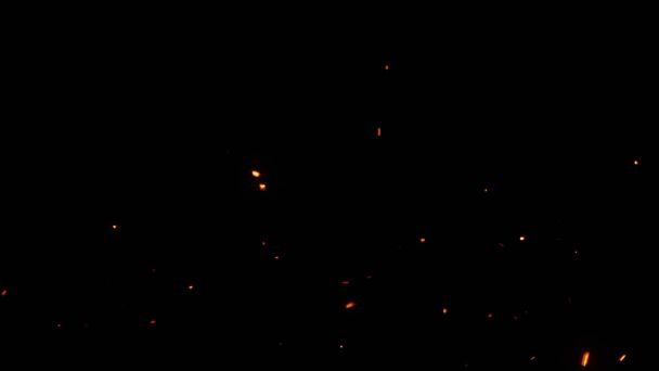Vonken vliegen gloeiend vuur met een zwarte achtergrond - Foto, afbeelding