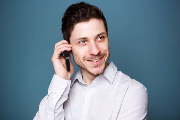 Εσωτερικη πορτρέτο του νεαρός επιχειρηματίας μιλάει στο κινητό  - Φωτογραφία, εικόνα