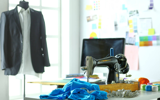 Ретро швейна машина на робочому столі дизайнерського одягу
 - Фото, зображення