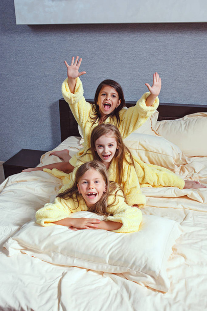 Ryhmä tyttöystäviä ottaen goog aikaa sängyssä
 - Valokuva, kuva