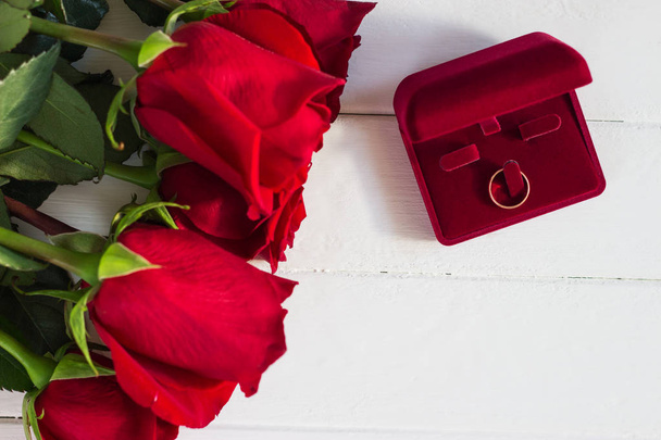 Red roses romantic proposal background white wooden. - Valokuva, kuva