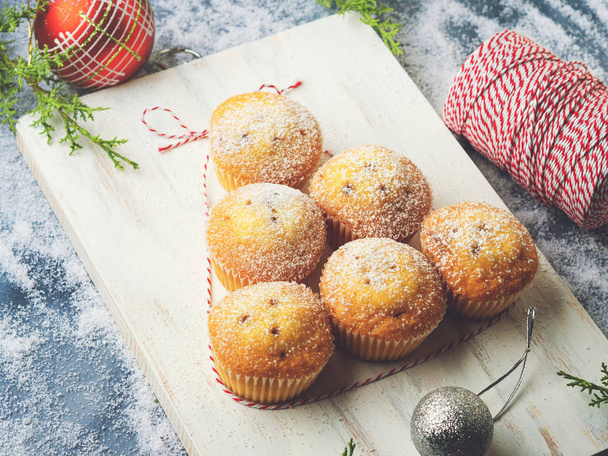Albero di muffin natalizio, zucchero a velo. Cottura di vacanza
 - Foto, immagini