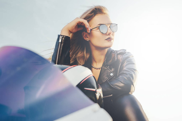 Yakın çekim portre genç güzel motorcu moda sunglasse içinde - Fotoğraf, Görsel