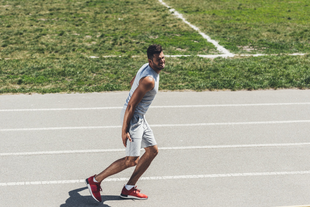 utrpení mladého běžce přijímat zranění nohy během běhání - Fotografie, Obrázek