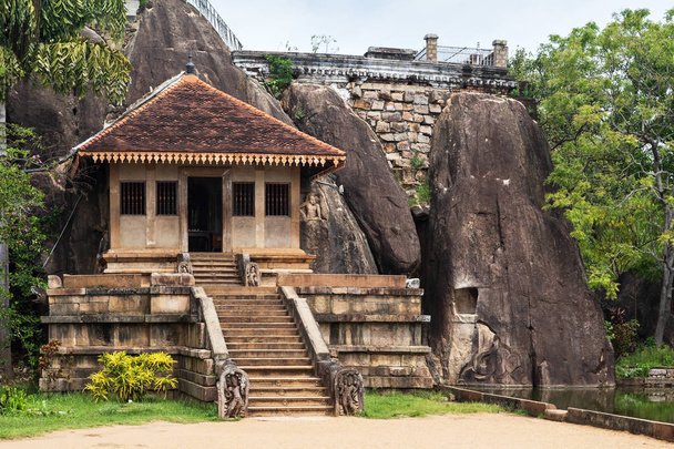 Isurumuniya Vihara, a Buddhist cave temple at the Sacred City of Anuradhapura, Cultural Triangle, Sri Lanka, Asia - Foto, afbeelding