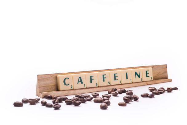 καφεΐνη γραφτεί με scrabble γράμματα σε ένα λευκό φόντο σύνθεση - Φωτογραφία, εικόνα