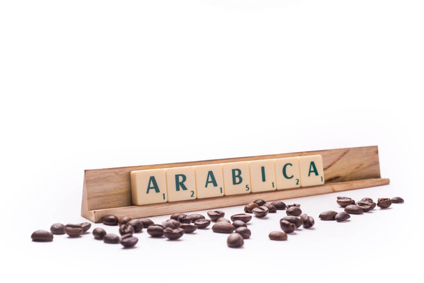 Arabica geschreven met scrabble-letters op een witte achtergrond-samenstelling - Foto, afbeelding