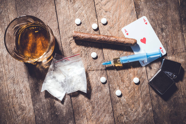 A kemény drogok, egy régi fából készült asztal fölött lövés. - Fotó, kép