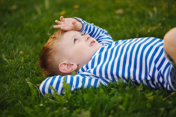 little boy lying on the grass - Foto, Bild